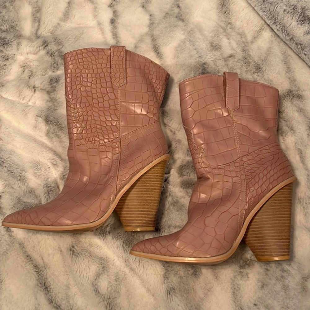 Mackin J pink croc boots